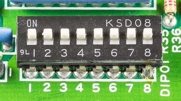 تعداد دیپ سوئیچ‌ ها روی یک ریموت دیپ سوئیچ، تعداد ترکیب‌های ممکن برای کدگذاری یا پیکربندی دستگاه را تعیین می‌کند.